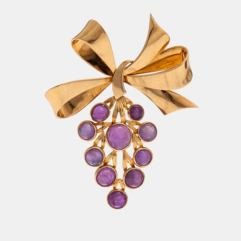 Oskar Pihl, An 18K gold brooch with pink star sapphires. A Tillander, Helsinki 1951.