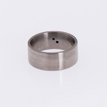 RING, titan, 2 små diamanter. 2000-tal.