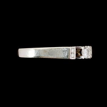 RING, 18 k vitguld, med en större och 4 mindre briljanter, 0.14 ct enligt gravyr. Total vikt ca 3 gram.