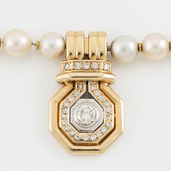 Pearl necklace with cultured pearls, pendant 14K gold set with brilliant-cut diamonds.