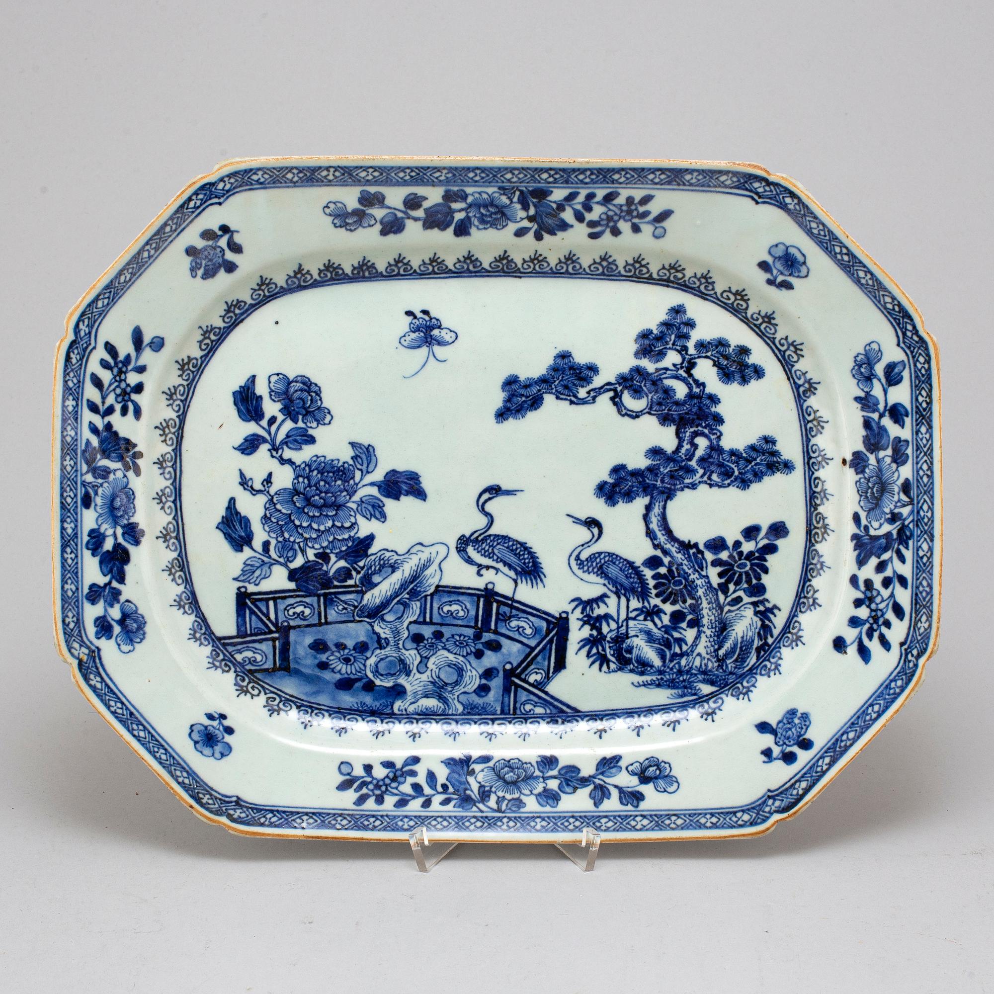 A blue and white export porcelain serving dish, Qing dynasty, Qianlong (1736-95).