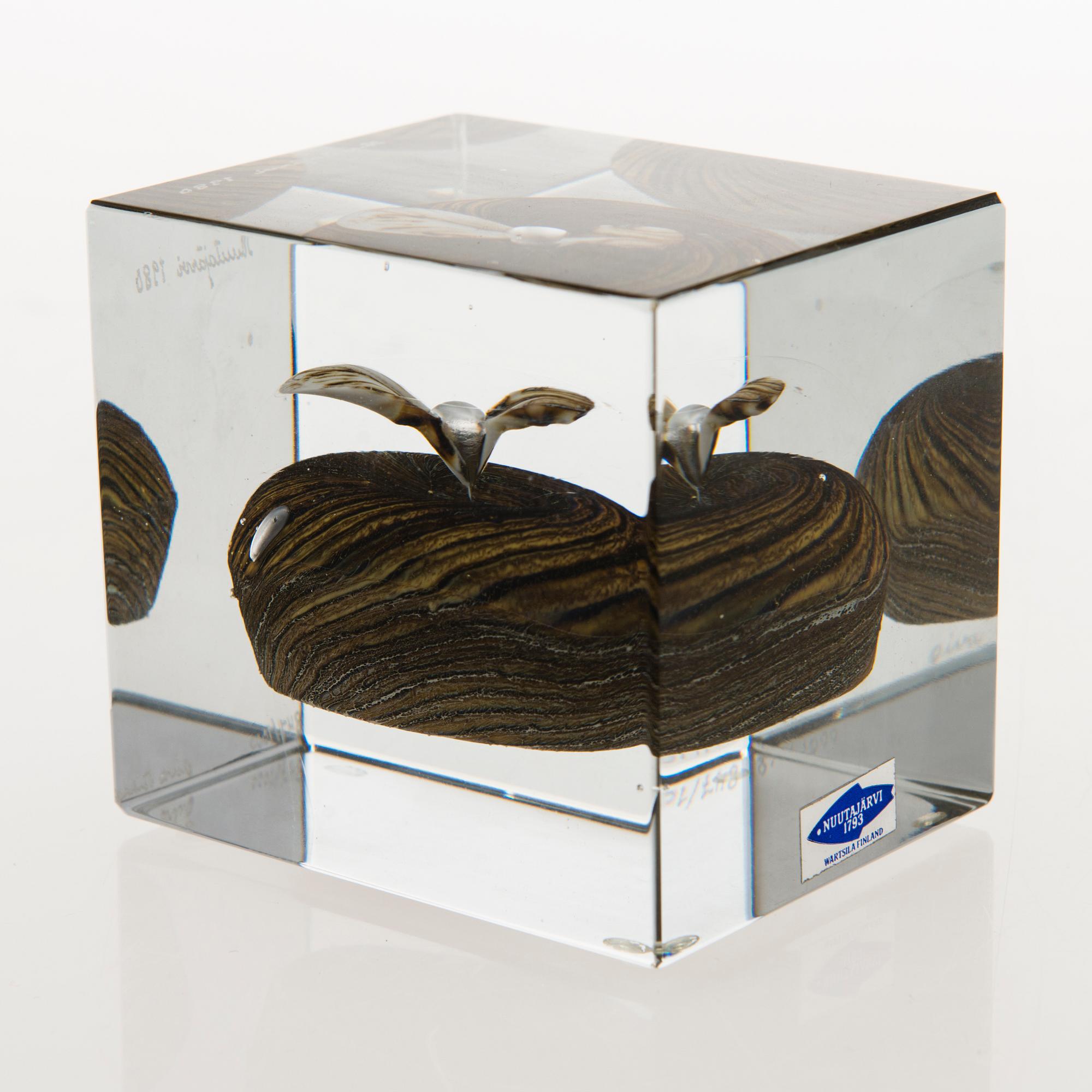 OIVA TOIKKA, A glass cube signed Oiva Toikka Nuutajärvi 1980 and numbered 847/1000.