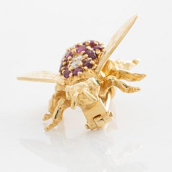 Brooch, Strömdahls, 18K gold with rubies, emeralds, and brilliant-cut diamonds, in the shape of a bee.