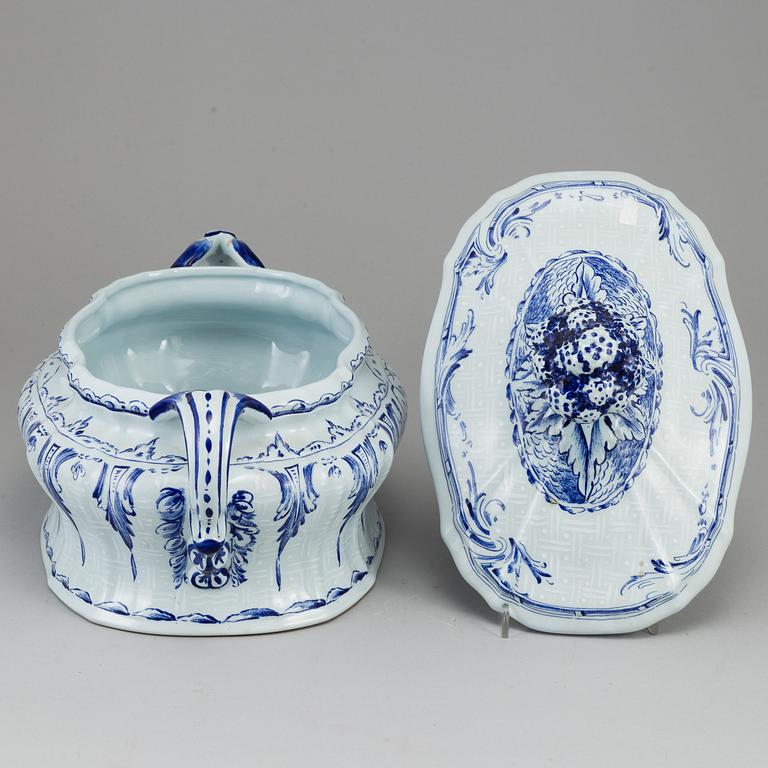 A Rörstrand tureen and dish, Jubilee, numbered 81/1800.