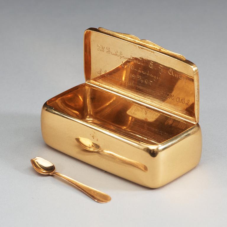 SNUSDOSA, guld 18k, av Pehr Fredrik Palmgren, Stockholm 1875 med snussked, Stockholm 1907.