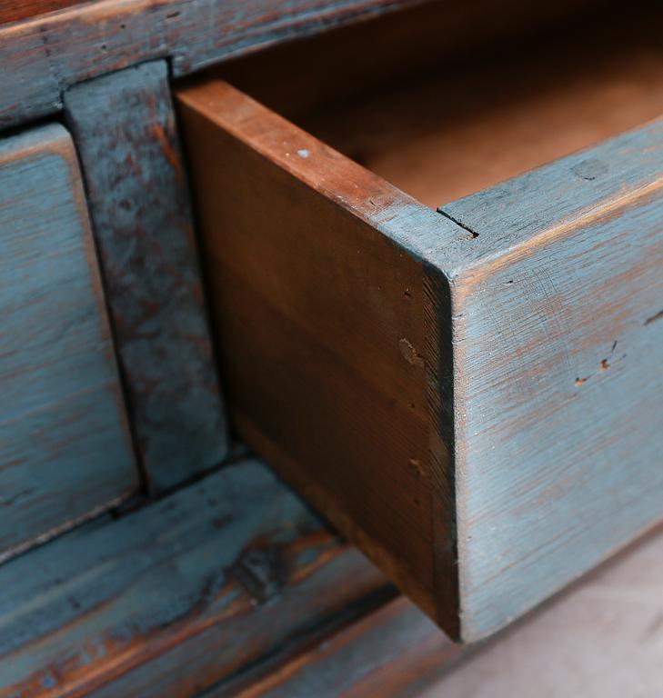 HÄNGSKÅP, 1800-talets första hälft.