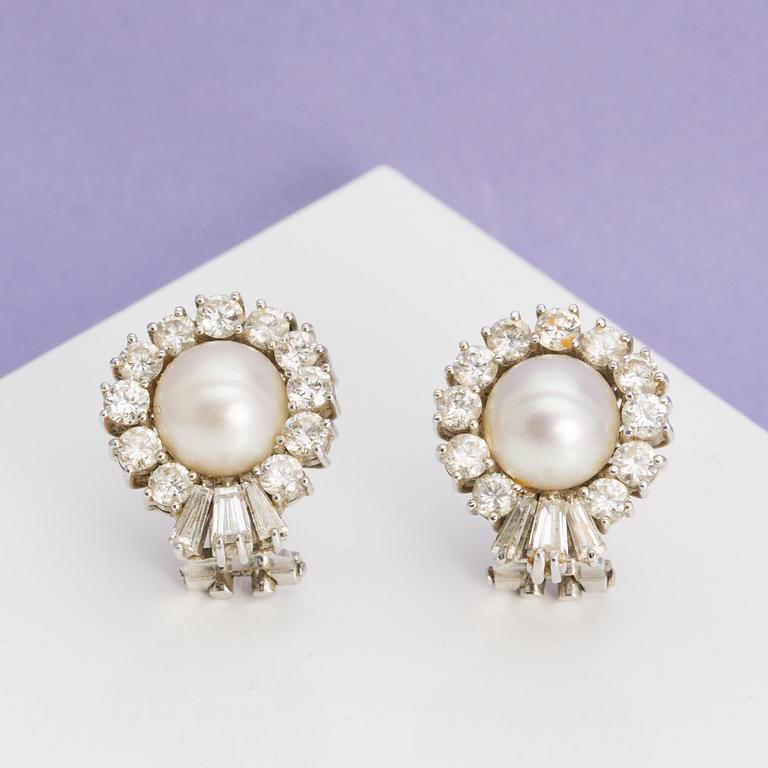 A pair of ca 1.50 ct brilliant-cut diamond earrings with cultured pearls.