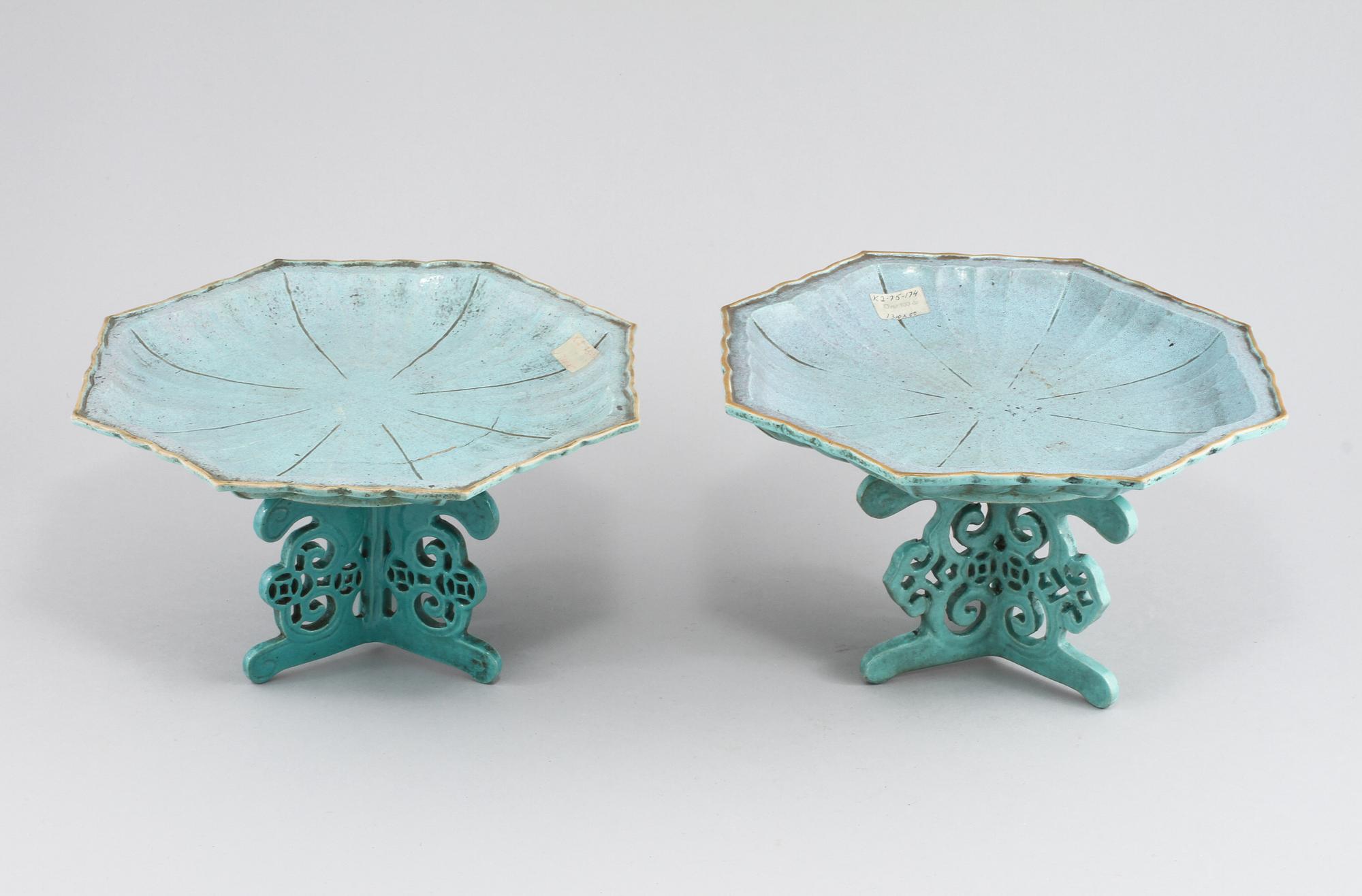 UPPSATSSKÅLAR, 2 st snarlika, porslin,  Kina 1800/1900-tal.