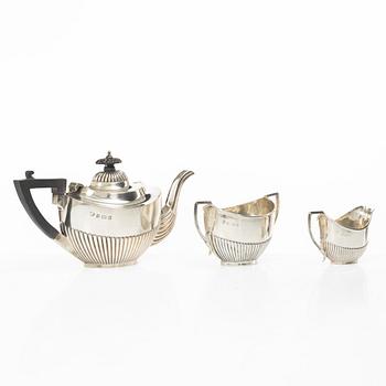 A British three piece silver tea set, mark of Williams (Birmingham) Ltd, Birmingham 1902.