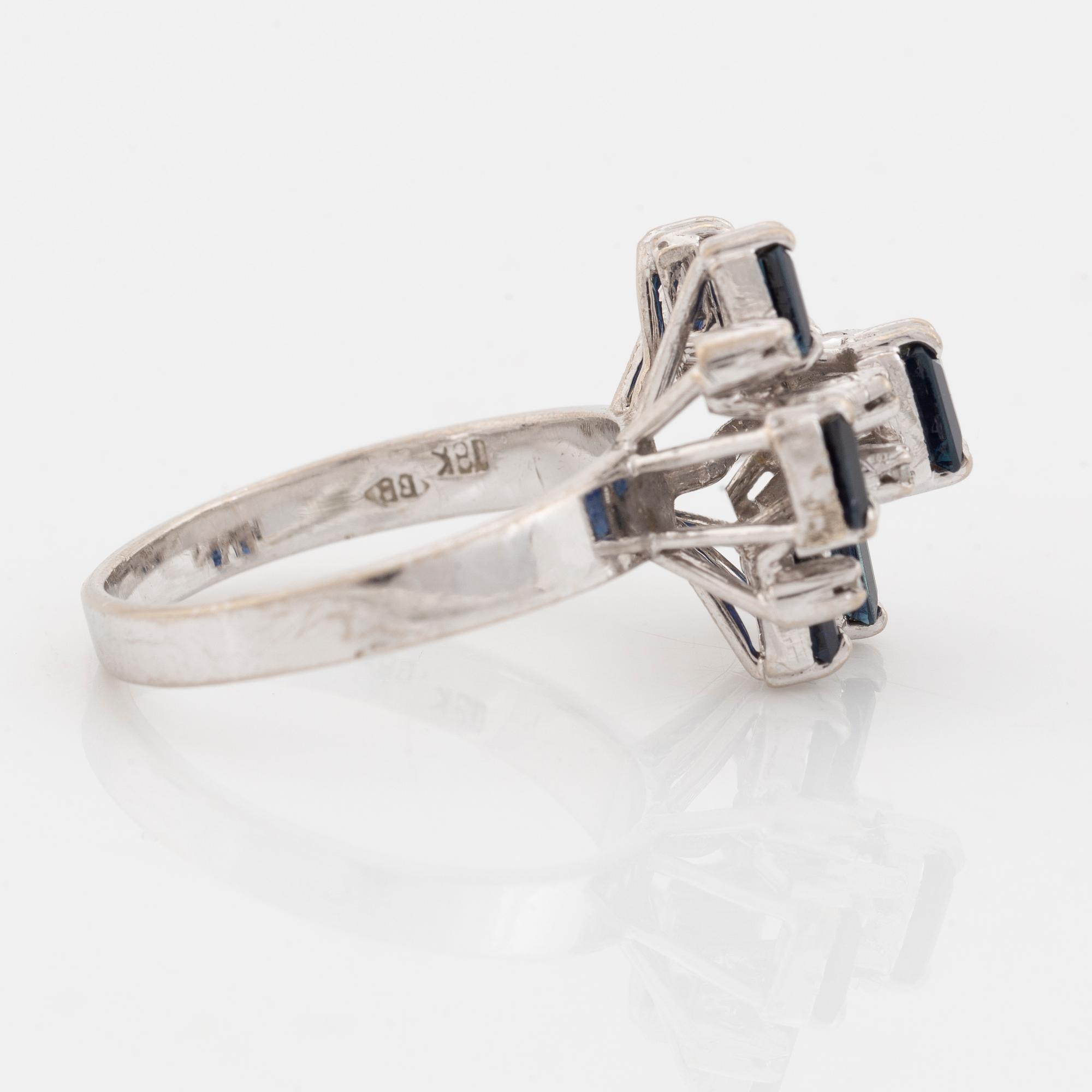 Ring, 18K vitguld med safirer.