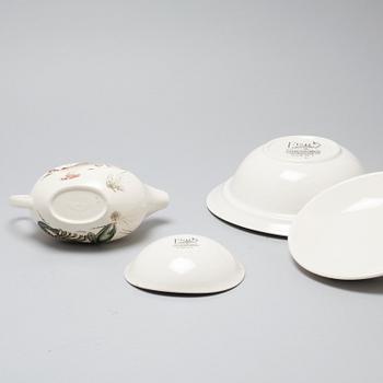 17 pieces of eartheware tableware from Johnson Bros, England, second half of the 20th century.