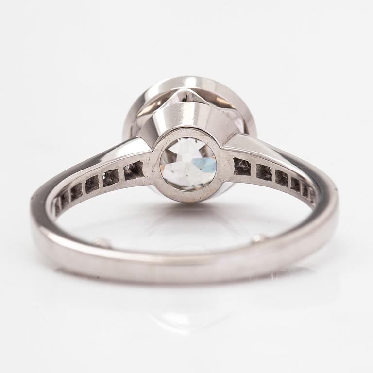 Ring, 18K vitguld, med en gammalslipad diamant ca 2.96 ct samt briljantslipade diamanter.