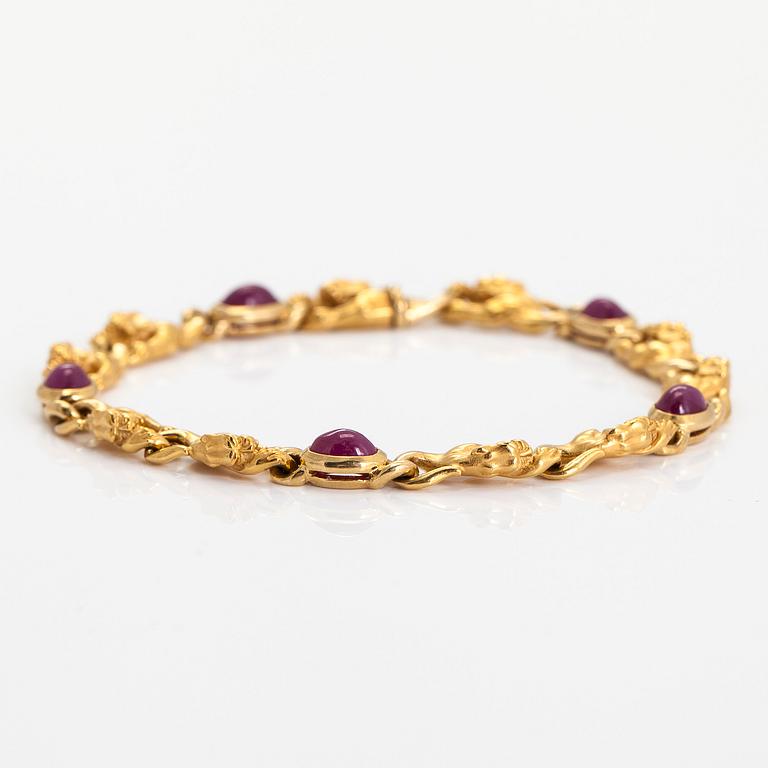 Carrera y Carrera, an 18K gold bracelet, in the shape of panthers with cabochon-cut rubies.