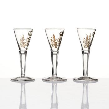 Plunta samt sex stycken spetsglas med Gustav IIIs monogram, Sverige, 1700-tal.