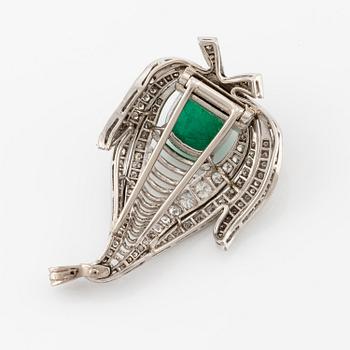 Brosch/hänge 18K vitguld med en cabochonslipad smaragd.
