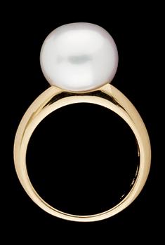 644. RING, set with cultured fresh water pearl, app. 12 mm.