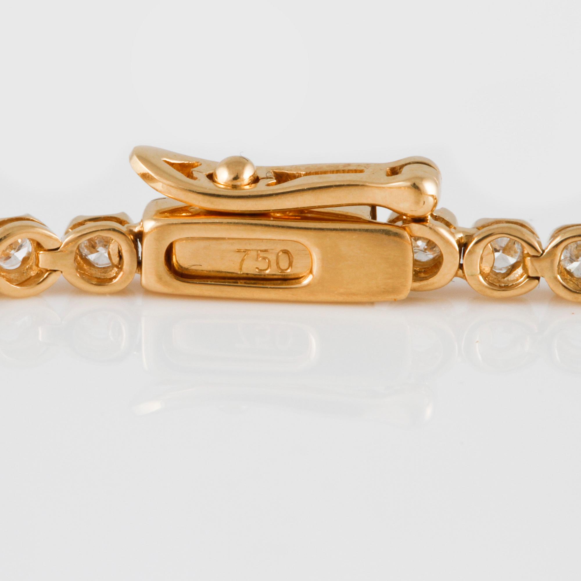 ARMBAND, 18K guld med briljantslipade diamanter ca 1.00 ct. Vikt 5,4 gram.