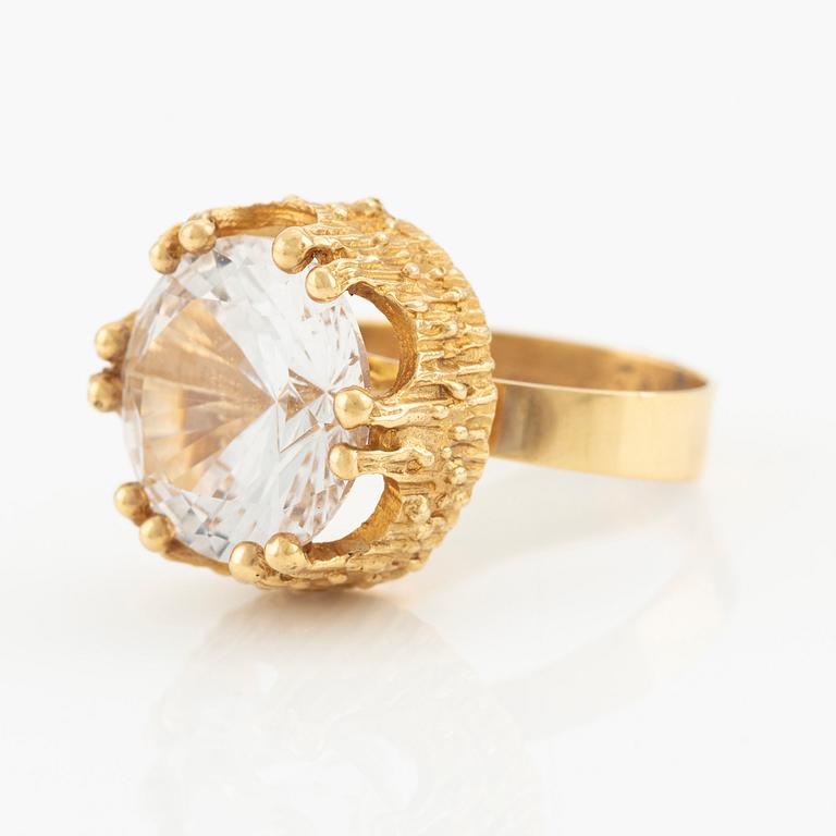 Ring in 18K gold with a white synthetic spinel.