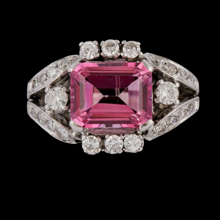 RING, 18k vitguld med briljantslipade diamanter samt rosa topas, E A Thomasson, Stockholm, 1967. Vikt 9,9 g.