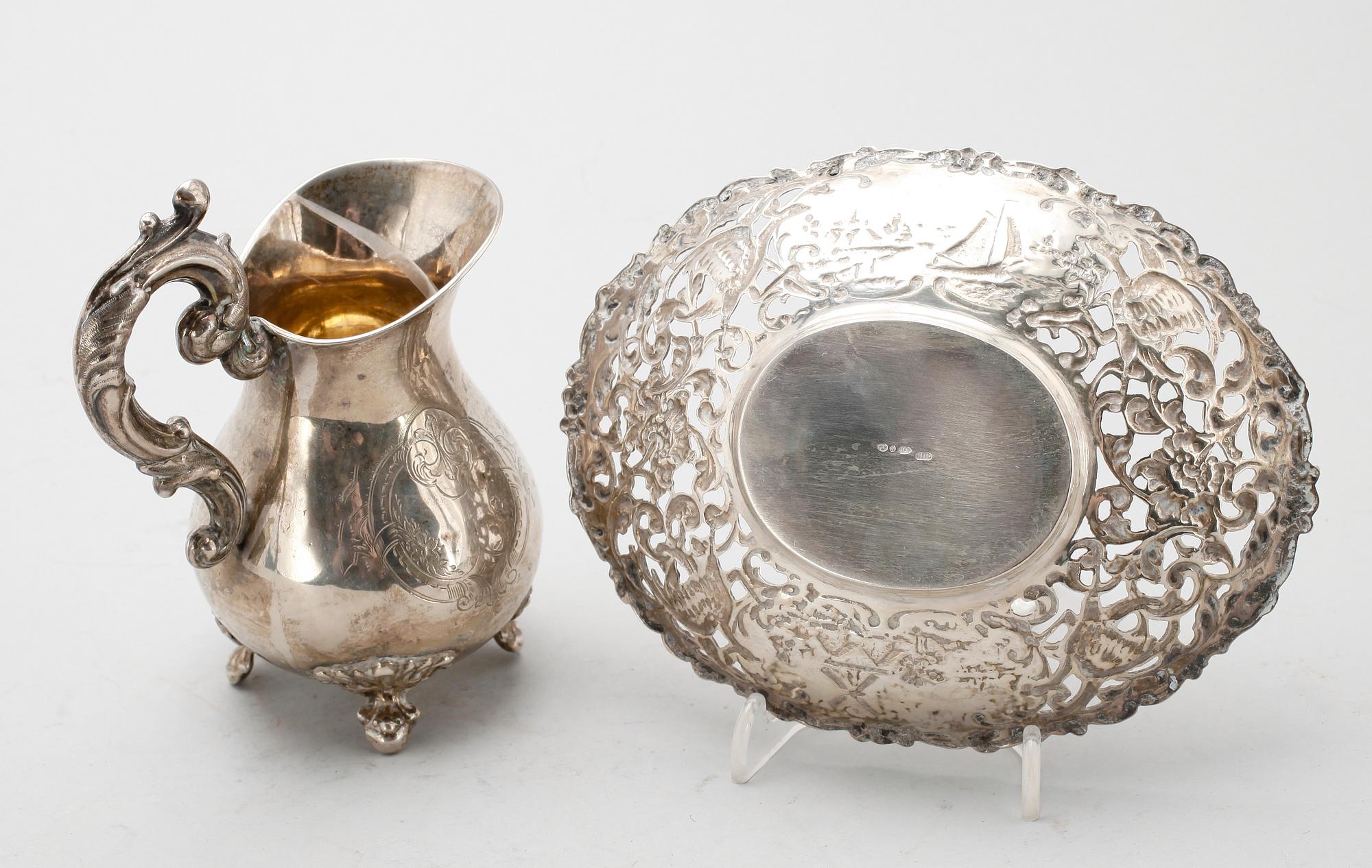 NÅLFAT OCH MJÖLKKANNA, silver, bla 1902.  Tot vikt 225 g.