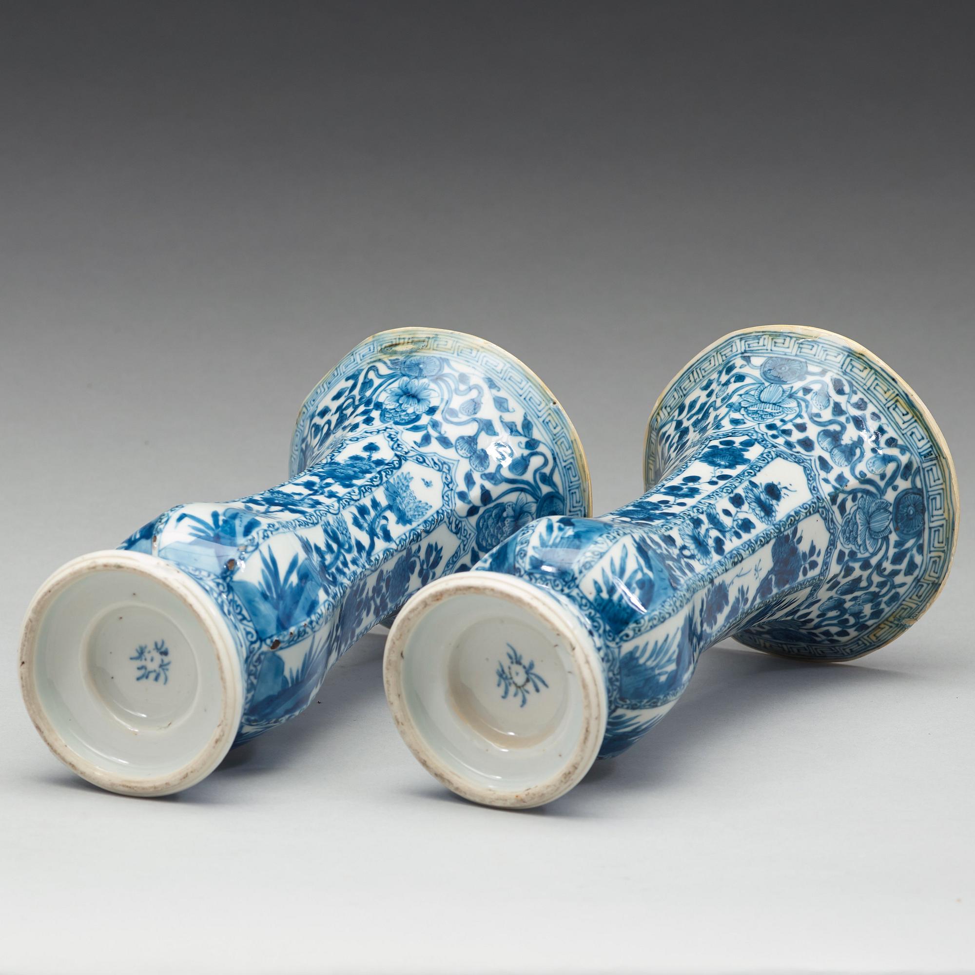 VASER, ett par, porslin. Qingdynastin, Kangxi (1662-1722).