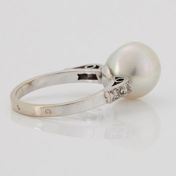 An 18K white gold ring set with a pearl and eight-cut diamonds.