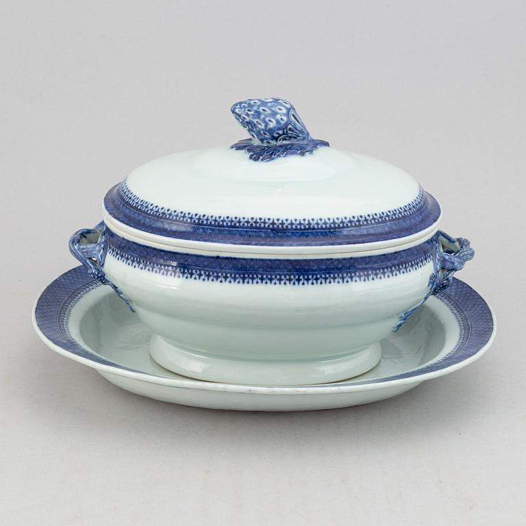 A blue and white tureen with cover and stand, Qing dynasty, 19th Century.