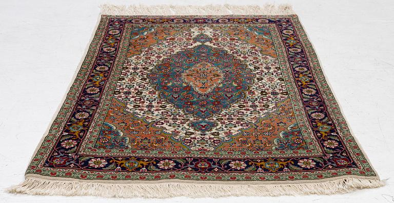 Carpet, Tabriz. ca 168 x 96 cm.