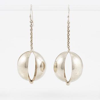 Elis Kauppi, örhängen, ett par, silver, Kupittaan Kulta, Åbo 1967.