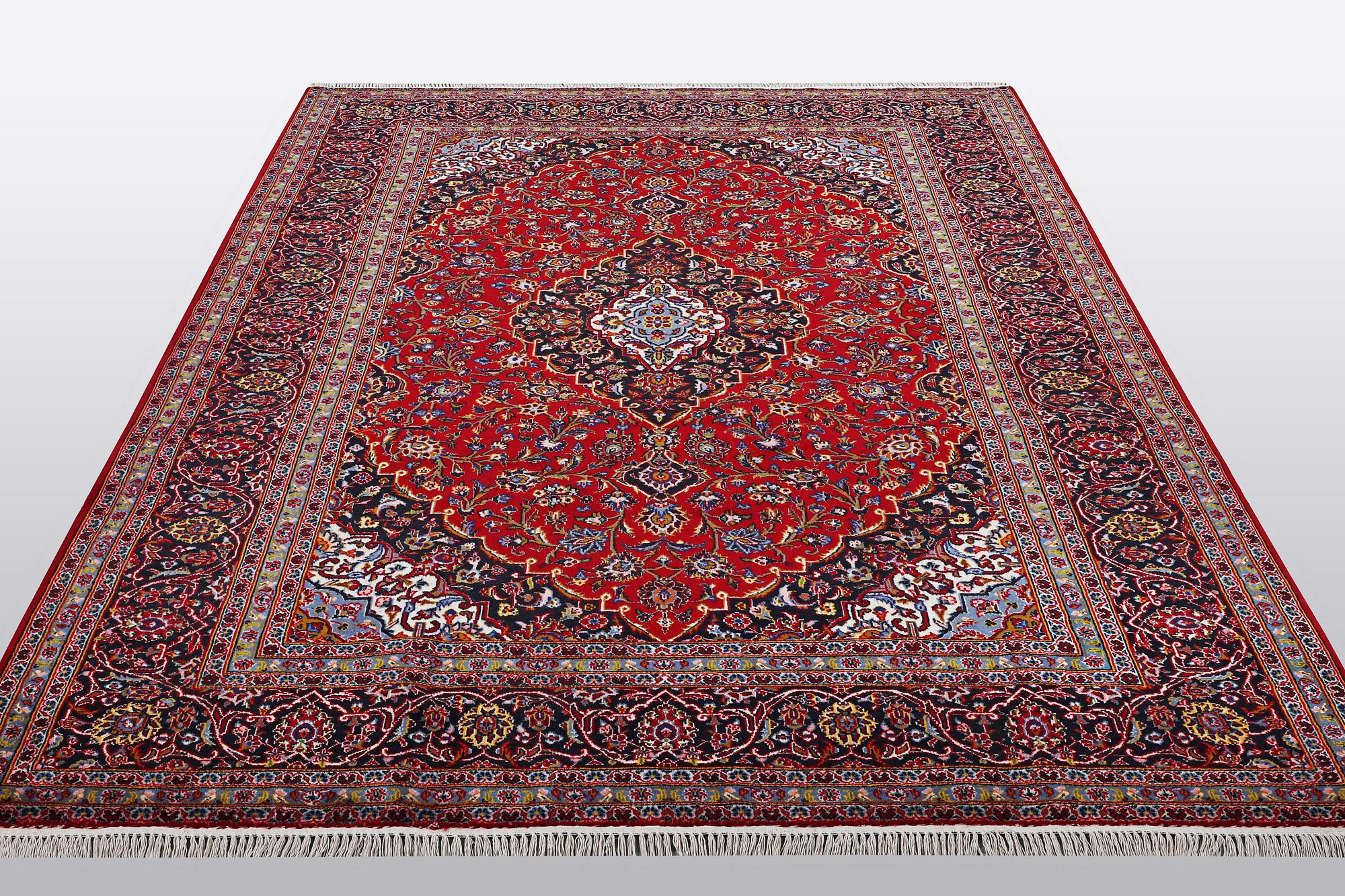 A carpet, Kashan, ca 298 x 202 cm.