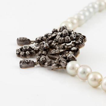 Collier/brosch, odlade pärlor, silver med gammalslipade diamanter.