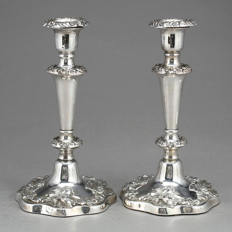 LJUSSTAKAR, ett par, nysilver. 1900-talets första del.