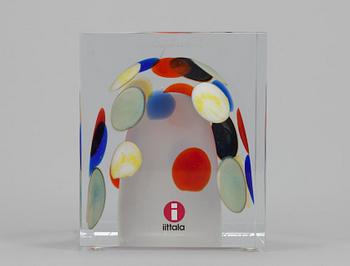 ÅRSKUB, signerad Oiva Toikka, Nuutajärvi 2003, 158/2000.