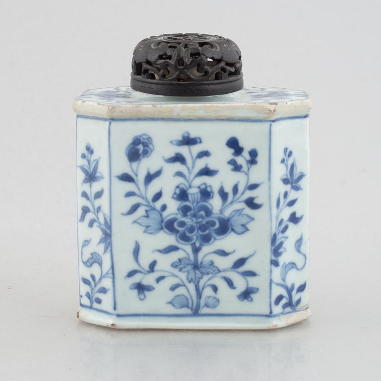 A group of 11 Chinese export porcelain pieces, Qing dynasty, 18th century.