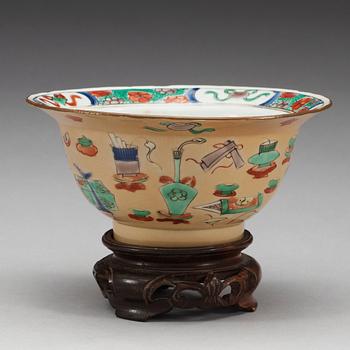 A famille verte bowl on café au lait ground, Qing dynasty, Kangxi (1662-1722).