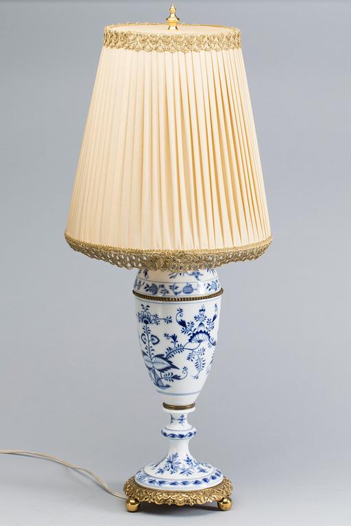 BORDSLAMPA, porslin, trol. Meissen 1900-talets första hälft.