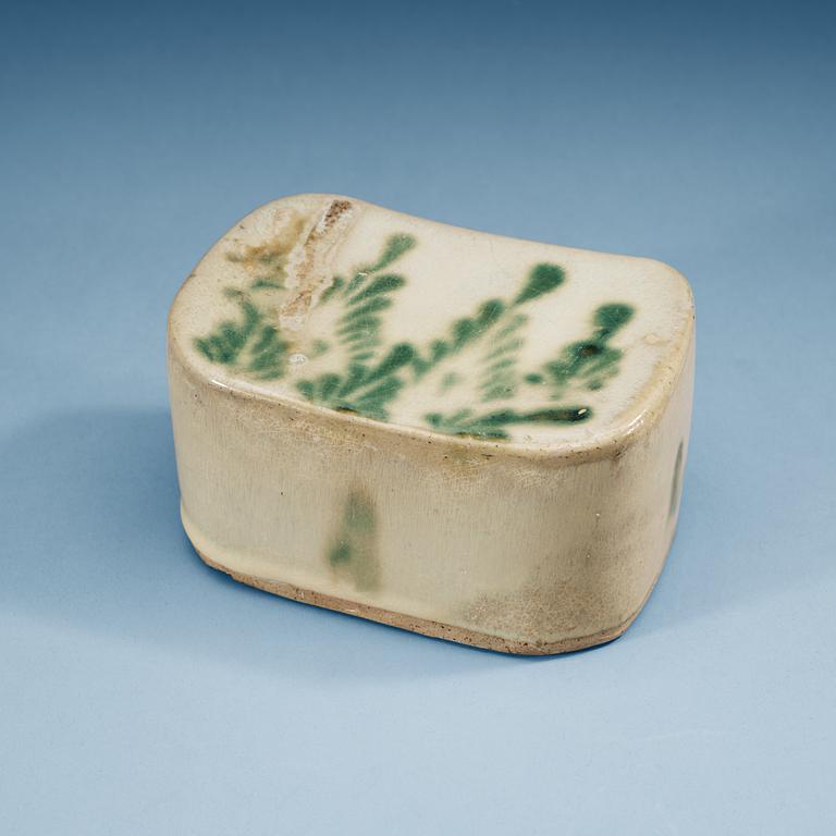 A green and white glazed pillow, Song/Yuan dynasty.