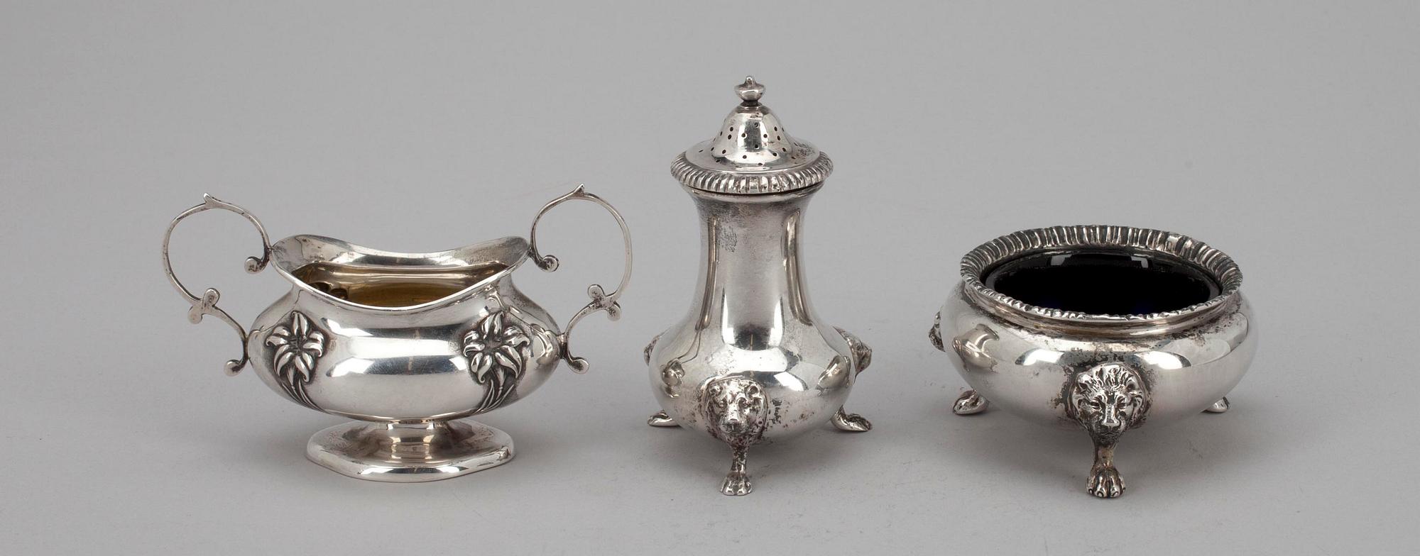 SALTSTRÖARE samt 2 st. SALTKAR, silver, London 1960-tal samt Birmingham 1912. Vikt 216 g.