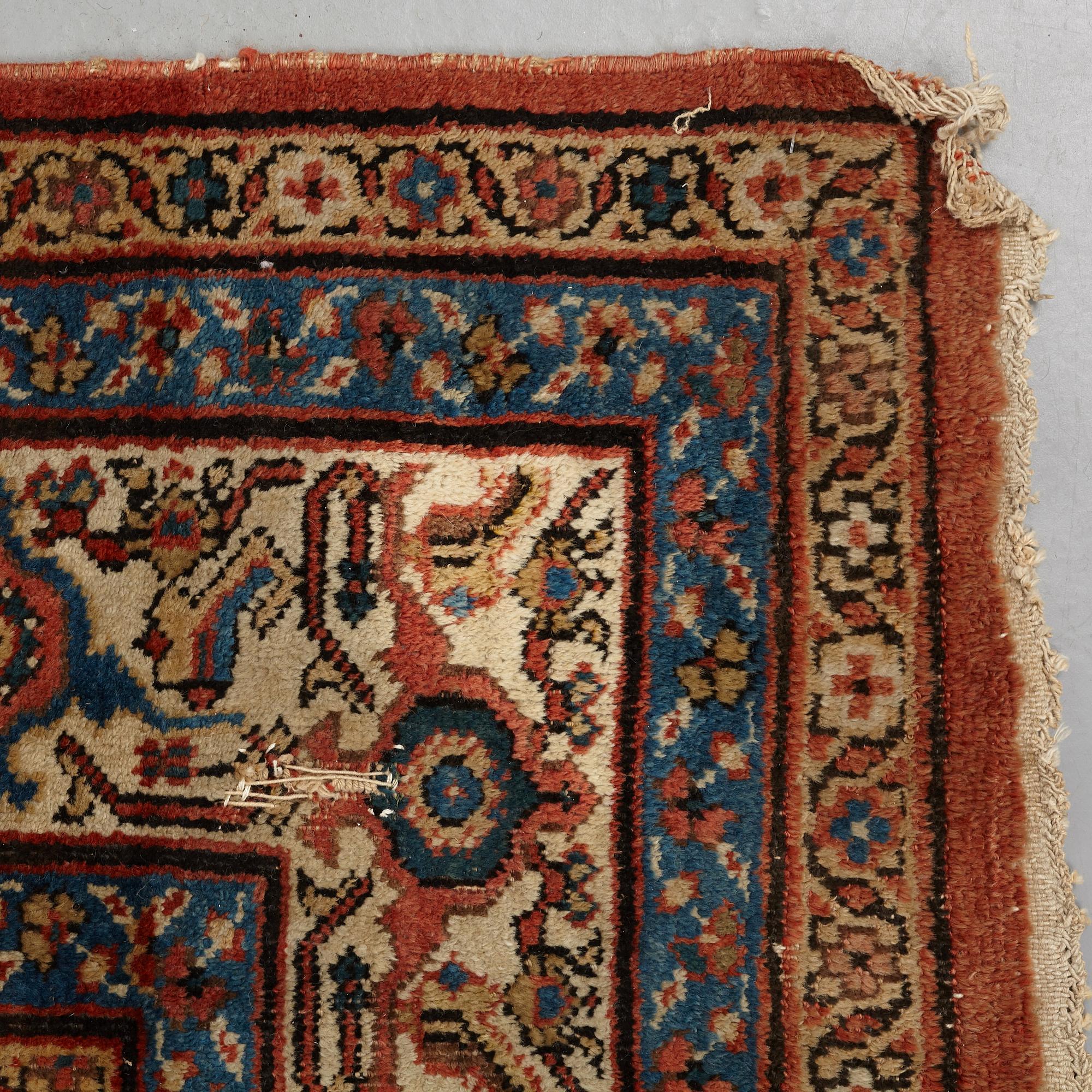 Matta, antik Mahal, Ziegler-mönster, ca 371,5-374,5 x 265-266 cm (samt en kortsida med lite slätväv).