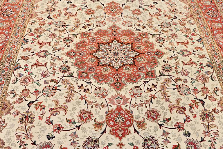A Tabriz carpet, part silk, 50 raj, c. 304 x 204 cm.