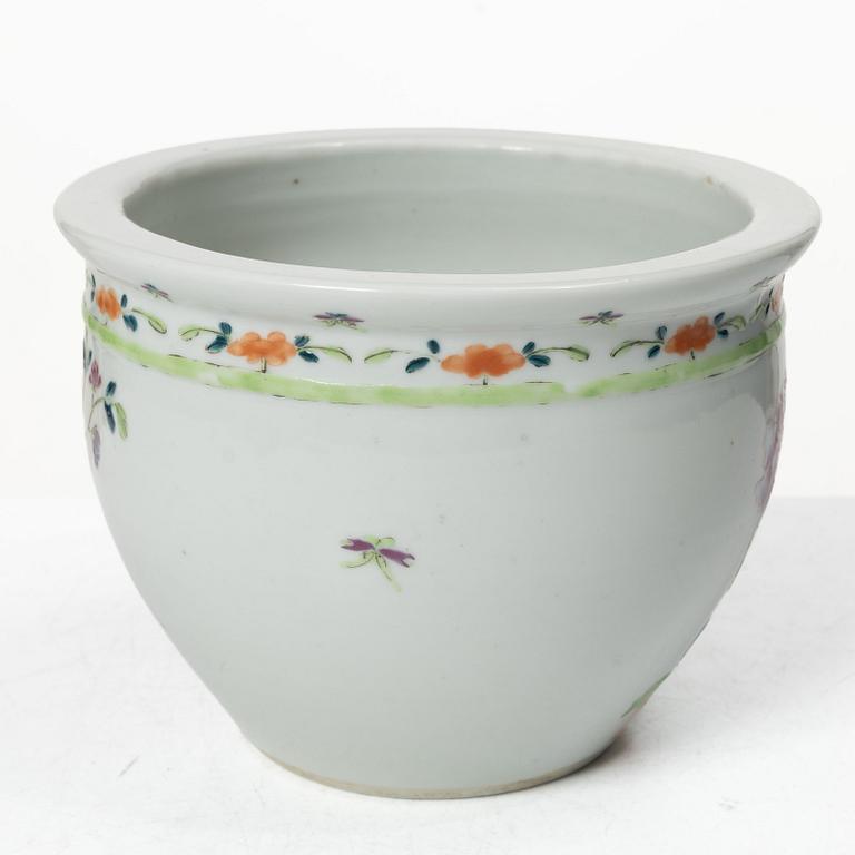 Mugg samt ytterfoder, porslin. Kina, Qingdynastin.
