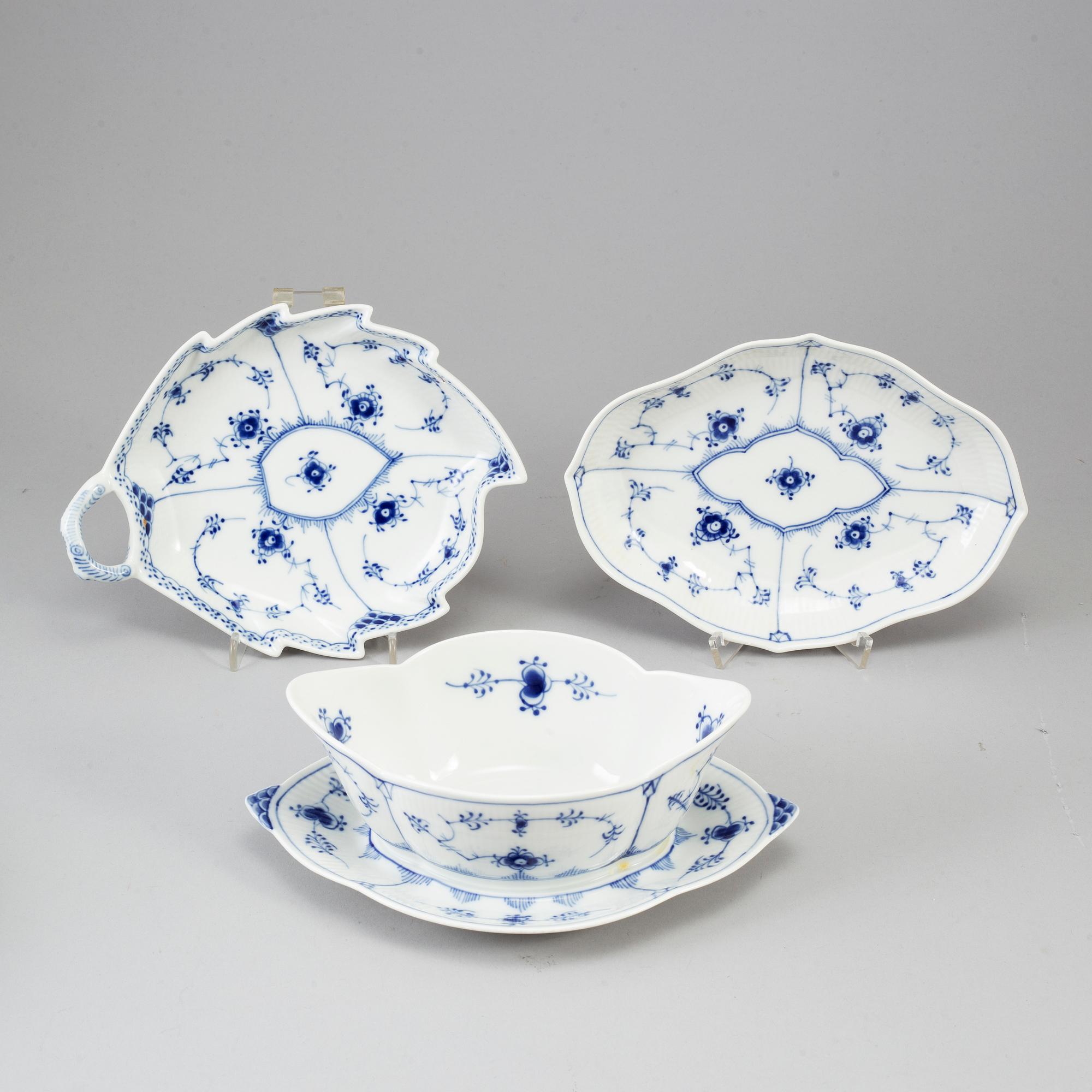 ROYAL COPENHAGEN, 100 psc porcelaine 'Musselmalet'.