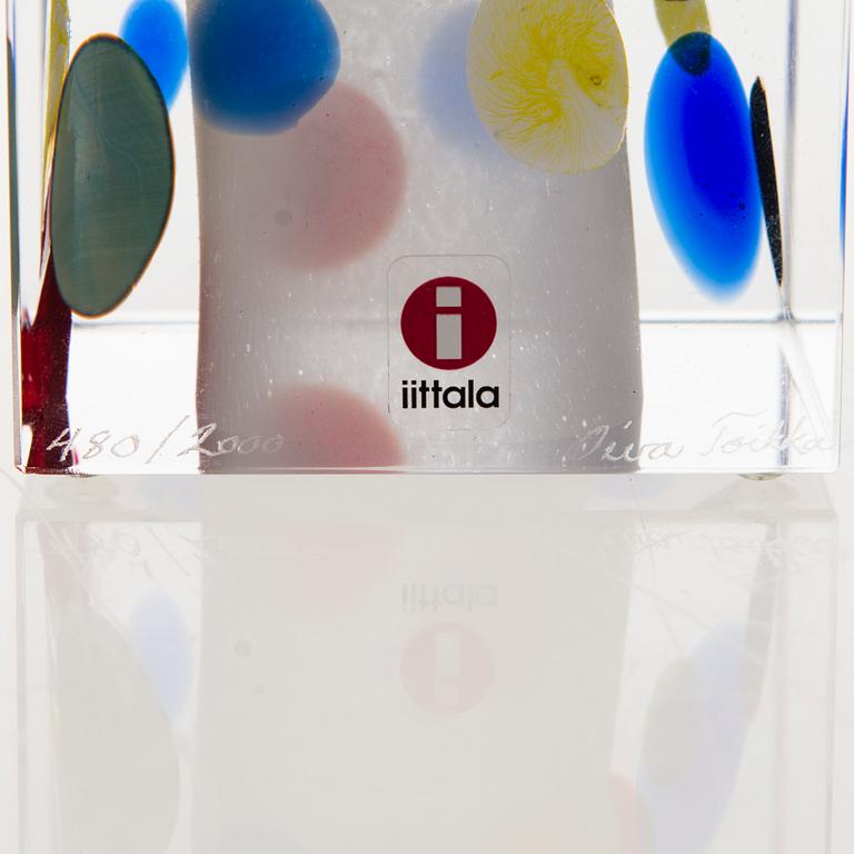 OIVA TOIKKA, An annual glass cube, signed Oiva Toikka Nuutajärvi 2003 and numbered 480/2000.