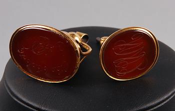 PETSCHAFT, 2 st, karneol, guld 18K, 1800-tal. Totalvikt 41.
