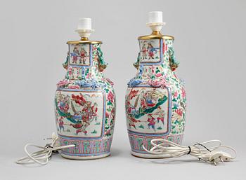 BORDSLAMPOR, ett par, porslin, Kina, 1800/1900-tal.