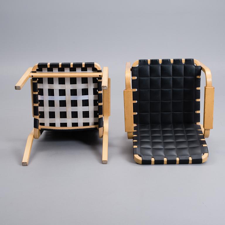ALVAR AALTO, karmstolar, ett par, modell 45, Artek, 1900-talets slut.