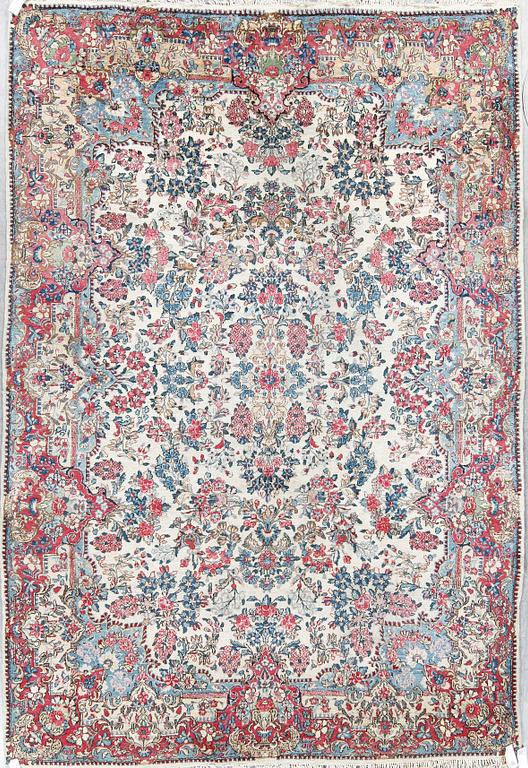MATTA, old/semiantik, Kirman, ca 312x213 cm.