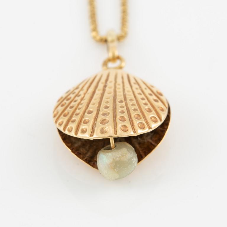 Pendant in the shape of a shell with an 18K gold chain.