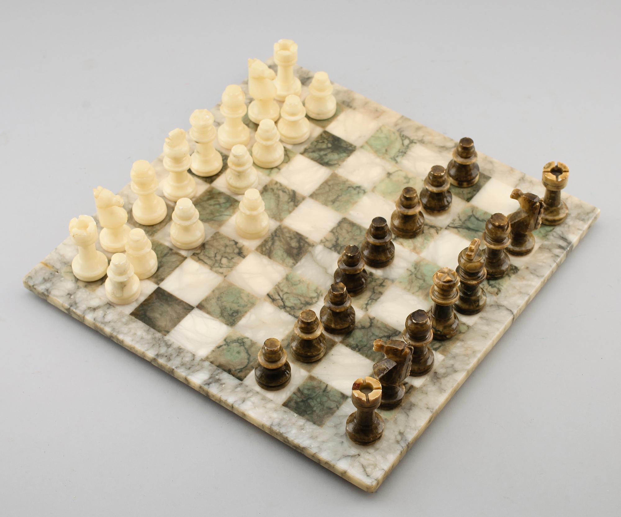 SCHACKBRÄDE MED PJÄSER, 33 delar, alabaster, 1900-talets andra hälft.