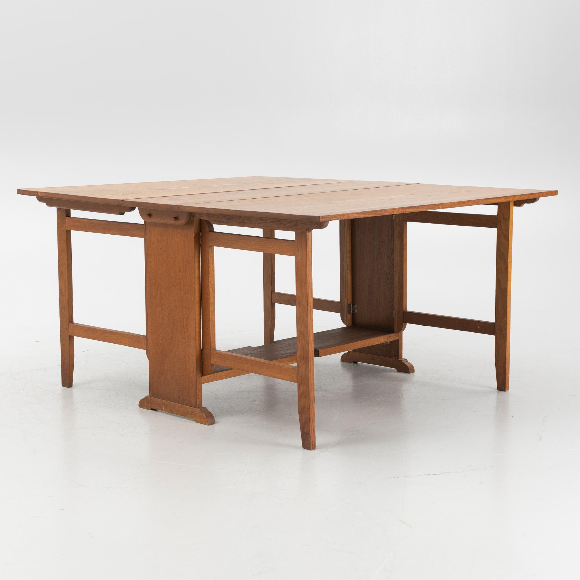 A gate-leg table, first half/mid 20th century.
